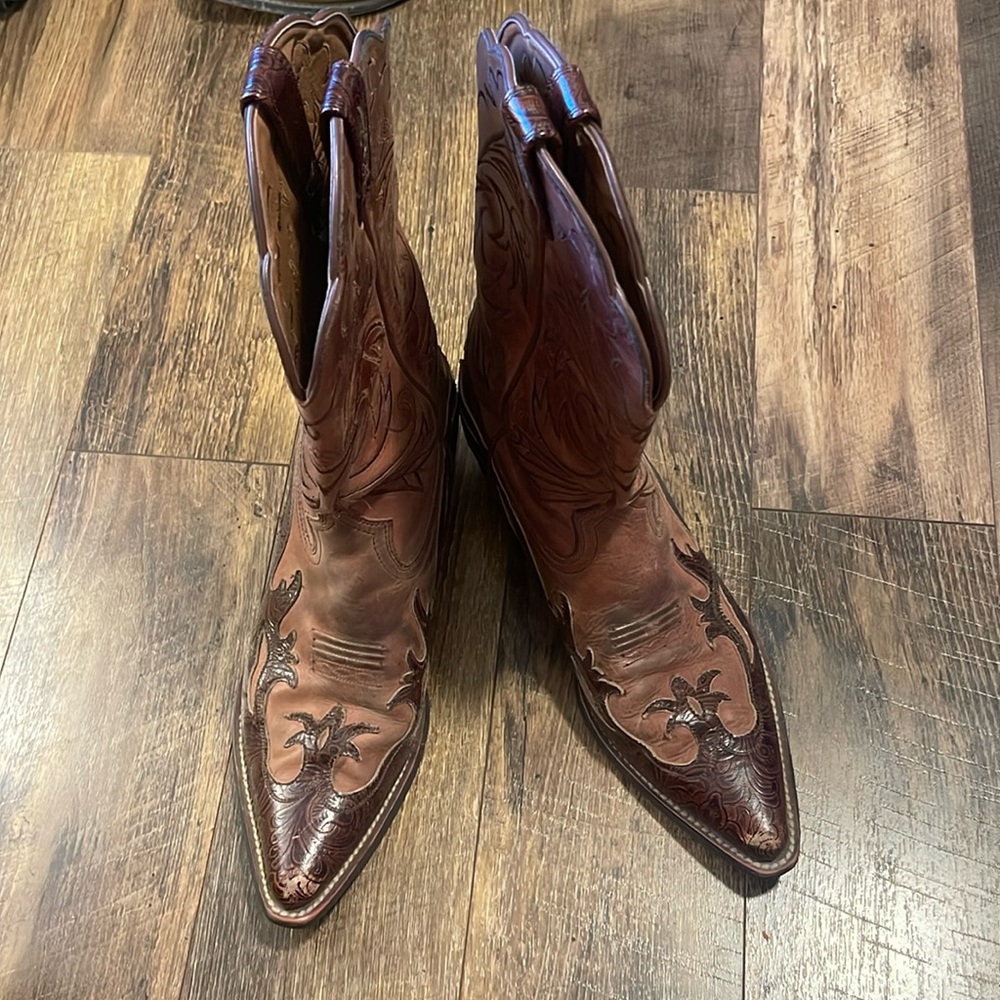 Ariat ladies Heritage J toe cowboy boot. Size 9.5. Brown.